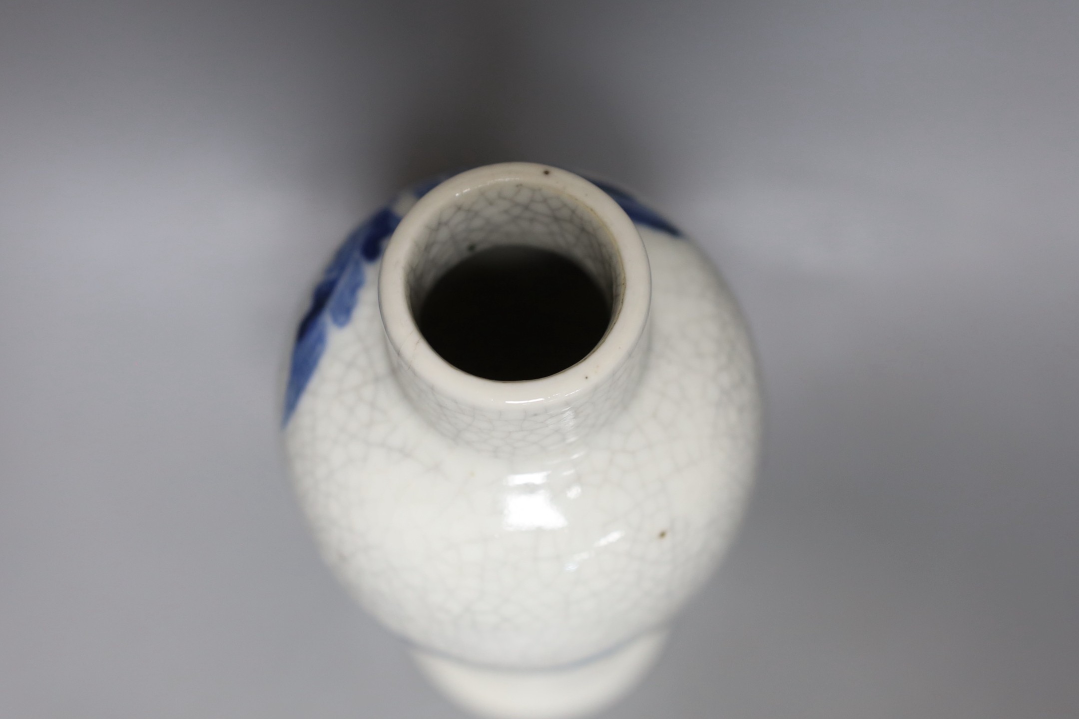 A Chinese blue and white crackle glaze vase and cover, early 20th century